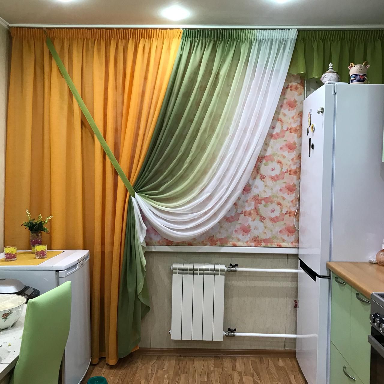 оранжевые шторы на кухне в интерьере